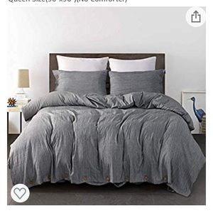 Super cute queen size duvet with buttons!